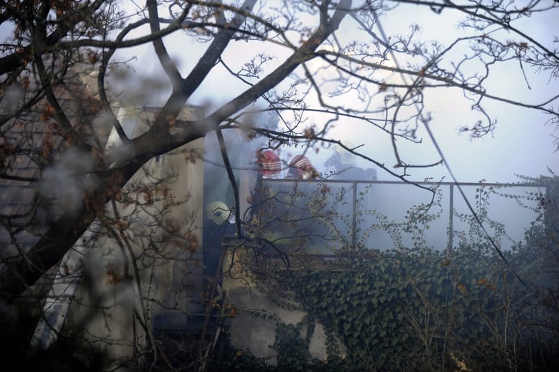 Idős nőt mentettek ki egy lángoló lakásból Szegeden a rendőrök