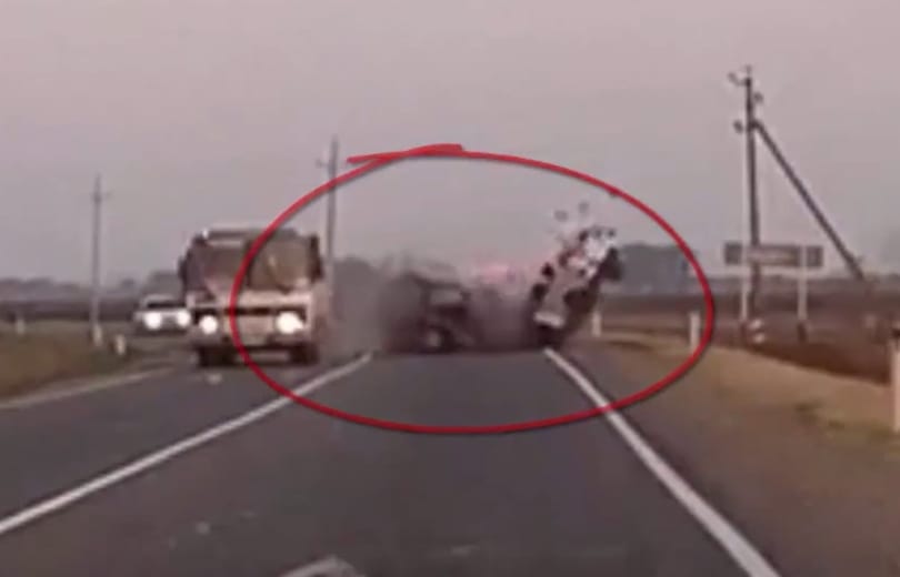 Ezért tilos a kanyarban előzni – videó
