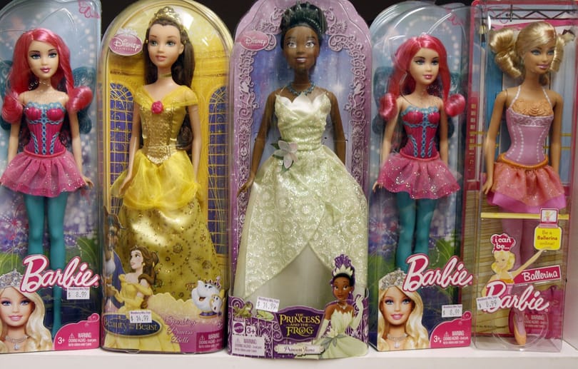 Okostelefont és tabletet nyomnak Barbie kezébe