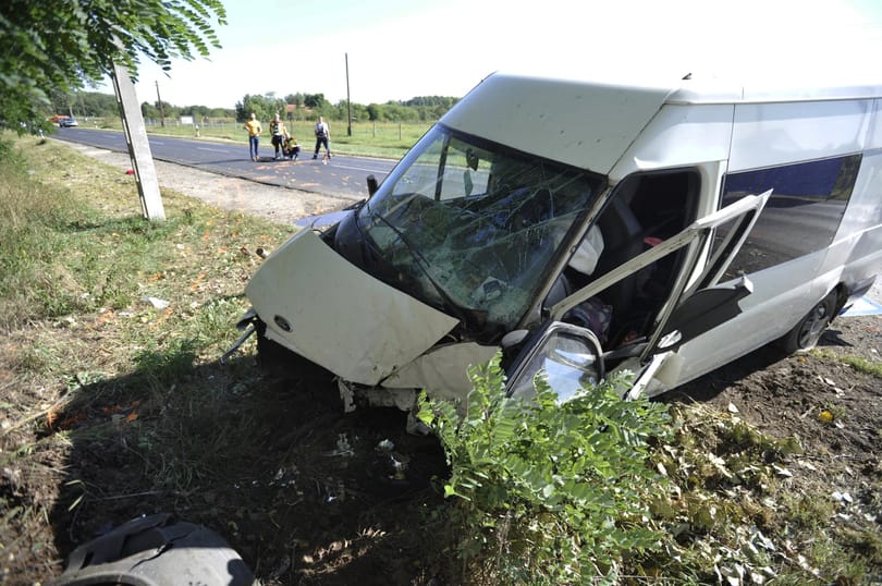 Ketten meghaltak, amikor kisbusz csapódott egy buszmegállóba Nyársapátnál