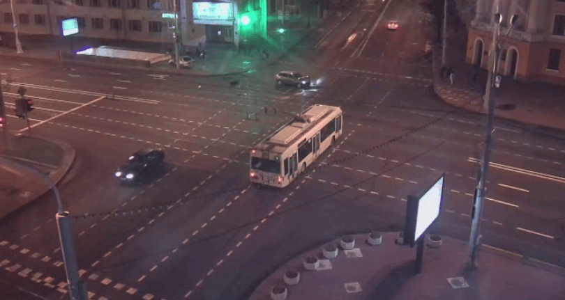 Nyílegyenesen ment le az autó a metrólépcsőn, miután karambolozott – videó