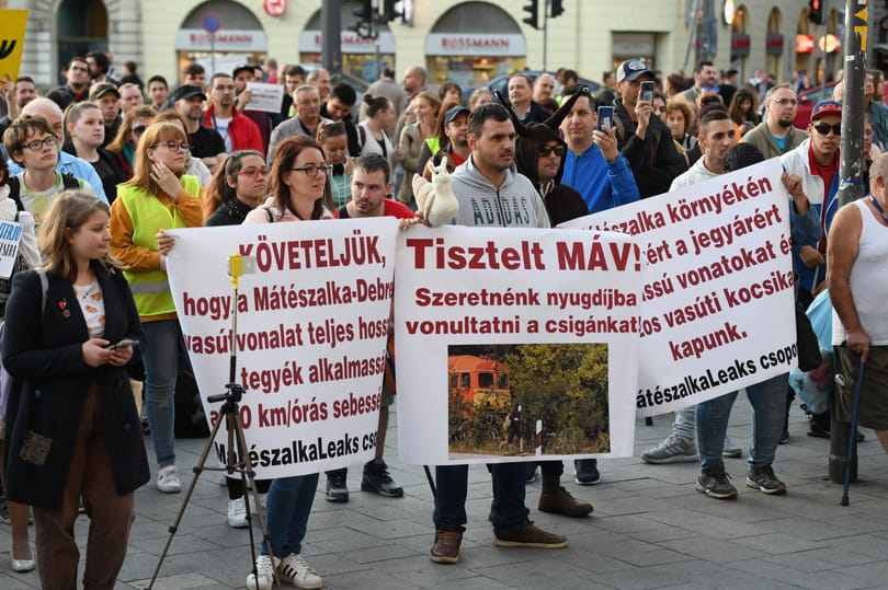 Csigás kitűzővel és szándékos késéssel tüntettek az utasok a MÁV ellen