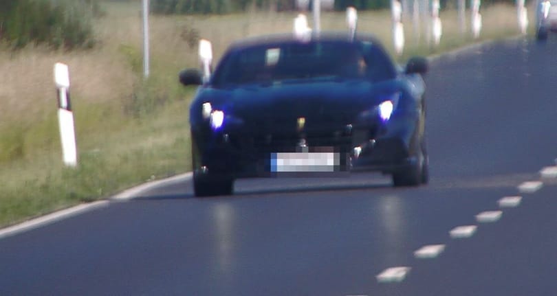 Rosszkor léptek oda a Ferrarinak, drága fotó készült Pápánál  