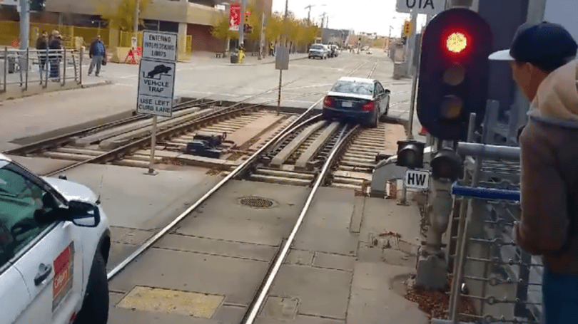 Valahogy így keverednek a villamossínekre az autók - videó