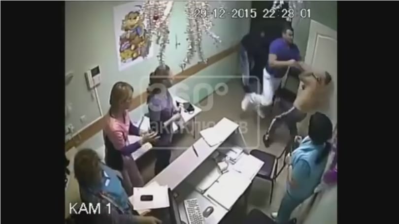 Súlyos büntetést kapott az orosz sebész, aki agyonvert egy beteget - durva videó