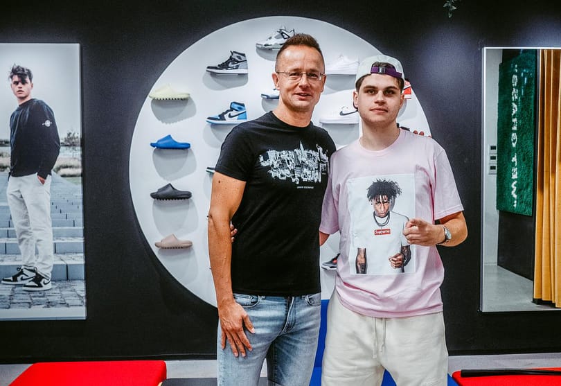 Azahriah beszólt Balázs Kicks posztja alatt, aki logós tetoválásért adja a százezres cipőket