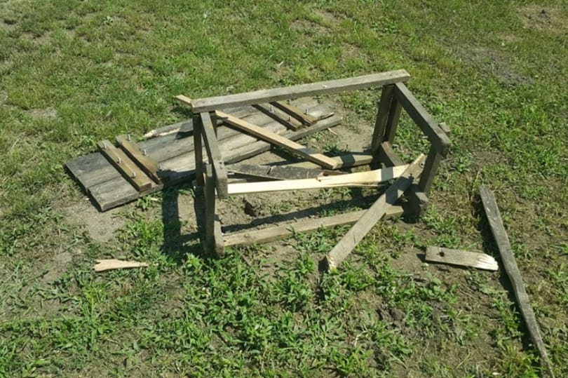 Begurult a 16 éves fiú, fejszével verte szét a szomszéd padját