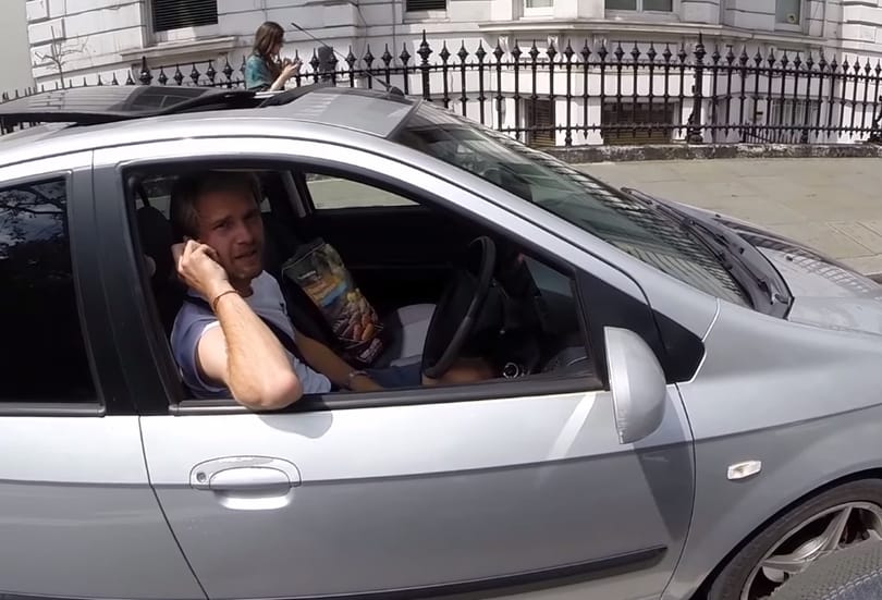 Így kell profin rávenni egy sofőrt, hogy ne telefonáljon vezetés közben – videó