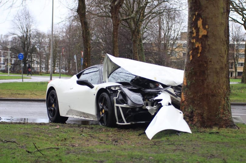 Túlvállalhatta magát a sofőr, fának csattant a Ferrari 458 Italia