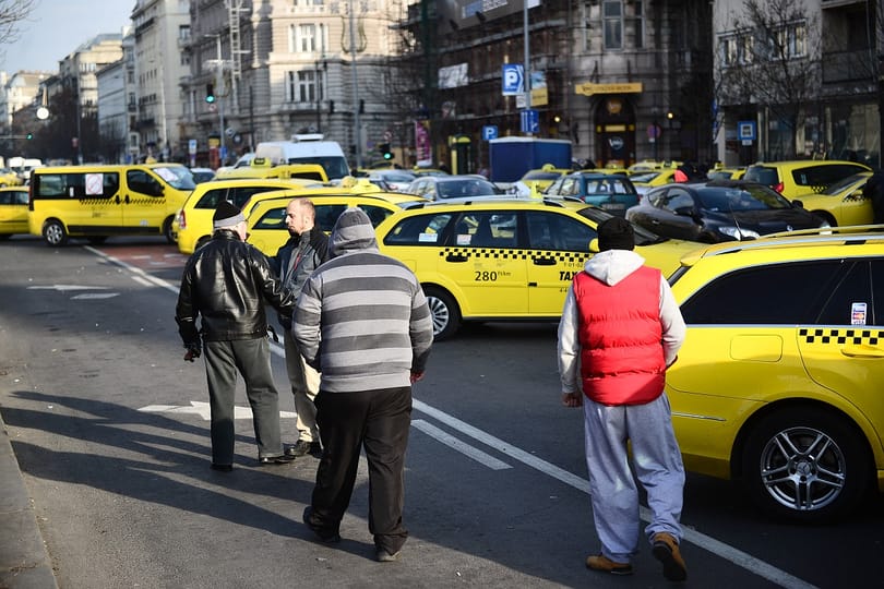NFM: Még ma levonulnak a taxisok a Deák térről