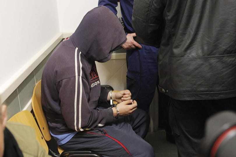 Hamis vád miatt kell bíróság elé állnia a gyilkosságért 15 évre ítélt fiúnak