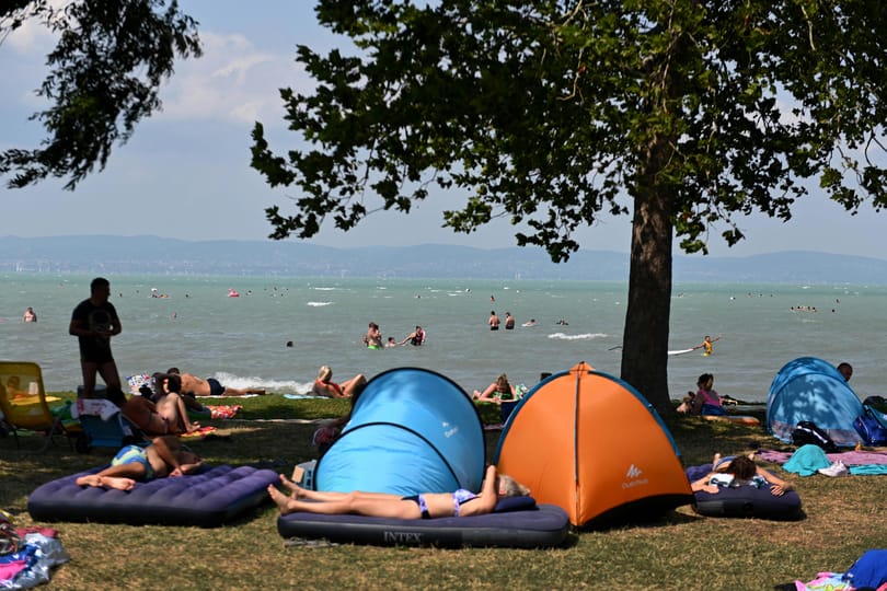 SMS-értesítések buktatták le a strandon lopott kártyával dőzsölő tolvajokat