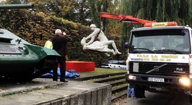 Terhes nőt megerőszakoló katonáról készült szobor - fotó