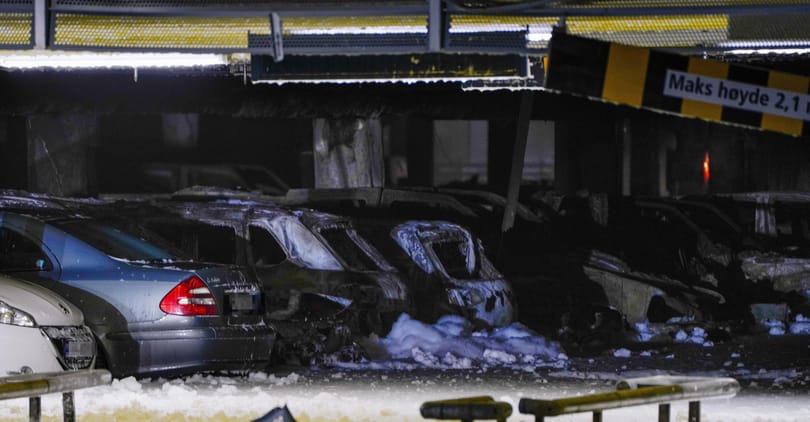 Autók százai égtek porrá egy norvég repülőtér parkolóházában