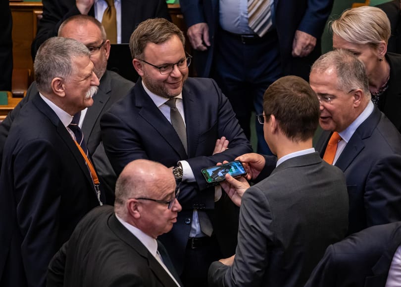Ha kell, kutatóintézetet vezet, ha kell egybites üzenetet küld Orbán Viktor jolly jokere