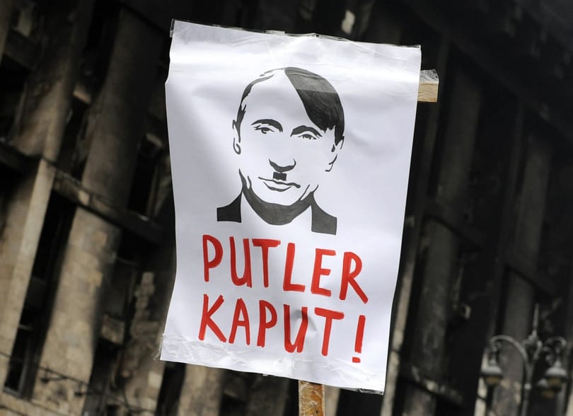Egy szibériai bíróság betiltott több weboldalt, mert azokon Putyint Hitlerhez hasonlító képek voltak