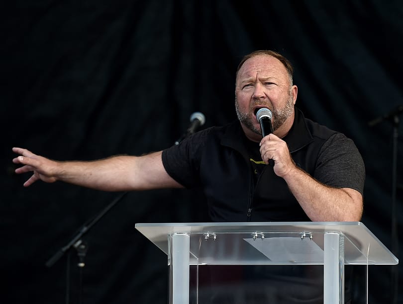 Négymillió dollárt kell fizetnie az InfoWars konteóoldal tulajdonosának, mert azt terjesztette, hogy a Sandy Hook-i mészárlás meg sem történt