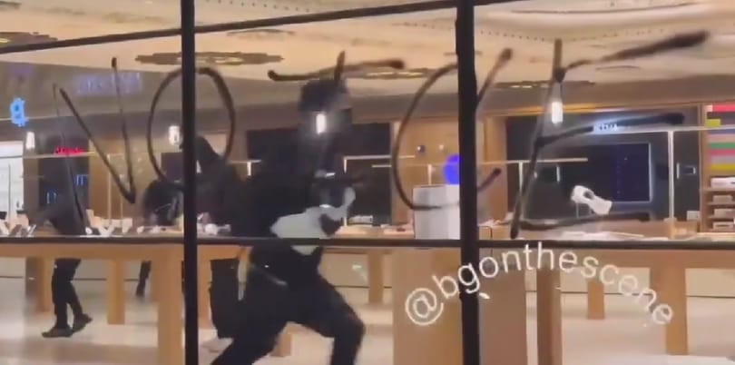 Betörtek egy Apple Store-ba, és minden mozdíthatót elvittek a zűrzavart kihasználó fosztogatók Los Angelesben – videó