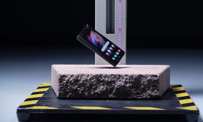 Ne vessen keresztet, ha leesik a Samsung 700 ezres telefonja – videó