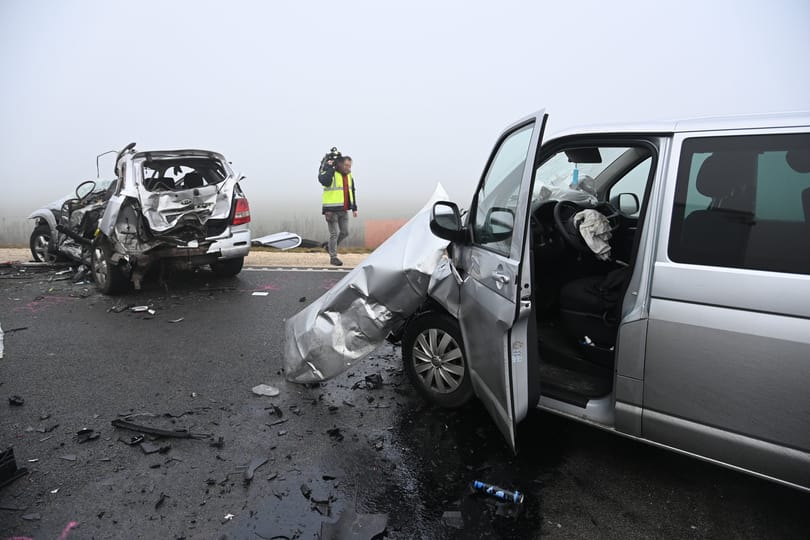 Összesen 14 autó ütközött az M4-esen, egy sofőr meghalt