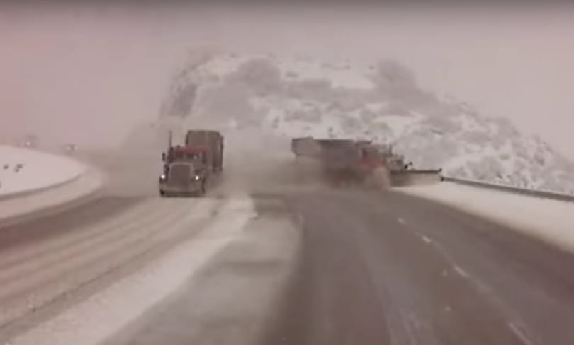 Zavarta a hókotró a kamionost, simán letolta a szakadékba – videó