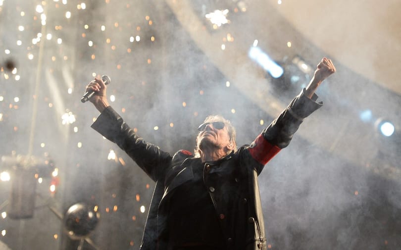 Roger Waters ellen nyomoz a berlini rendőrség a náciszerű fellépőruhája miatt