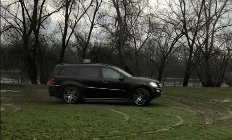A nap szomorú videója: szentendrei zöldterületen driftel a Mercedes divatterepjárós, aki Ladával kezdte