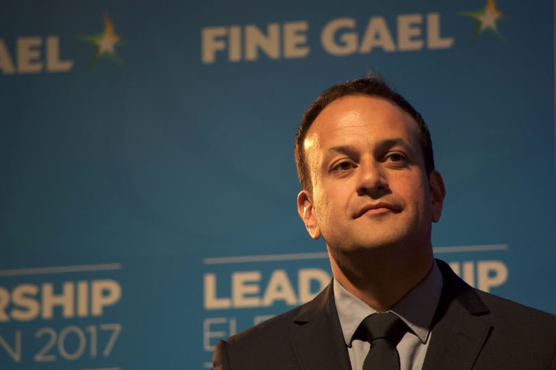 Kritizálják az ír miniszterelnököt, mert Orbánnal találkozik