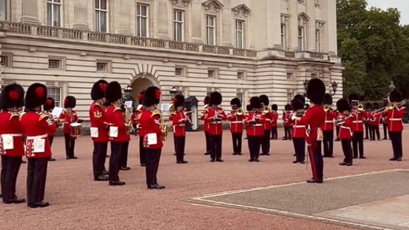 Károly király katonazenekara Ozzy Osbourne leghíresebb dalát játszotta a Buckingham előtt