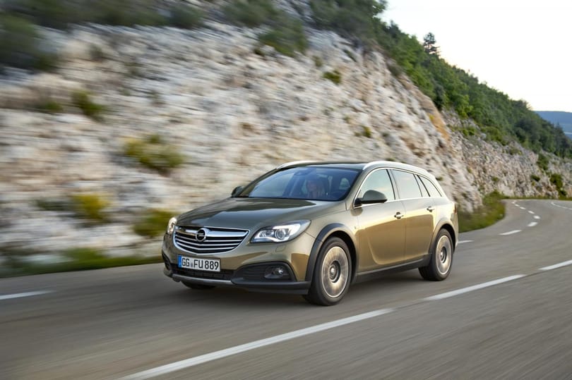 Felpumpálták az Opel Insigniát, jön a terepes változat