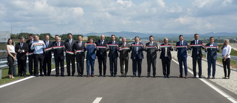 Tizennyolc politikus, közéleti személyiség és üzletember adta át a 19 kilométeres útszakaszt Eger közelében