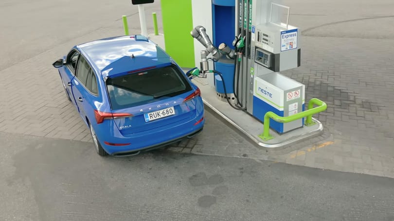 Itt a robotkar, ami képes önállóan megtankolni egy autót