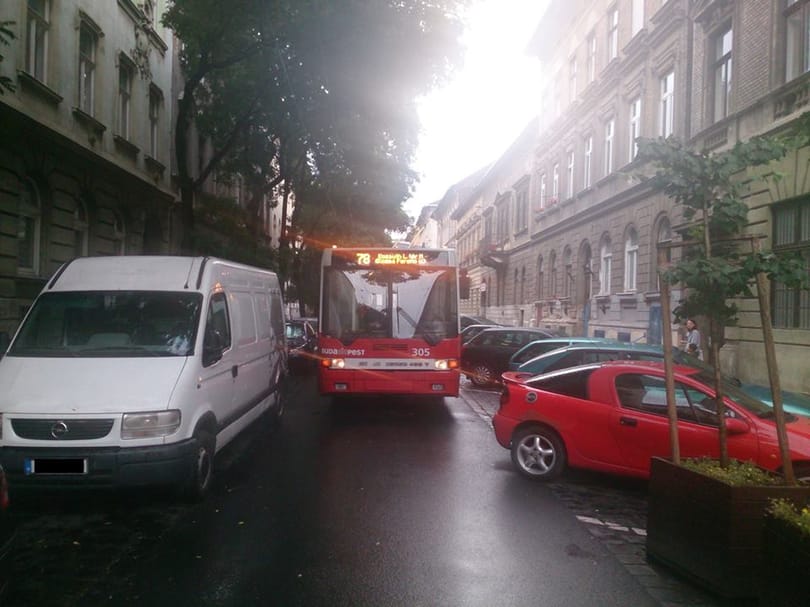 Fotó: Pofátlanul parkoló autó miatt kellett pótlóbuszokat indítani Budapesten