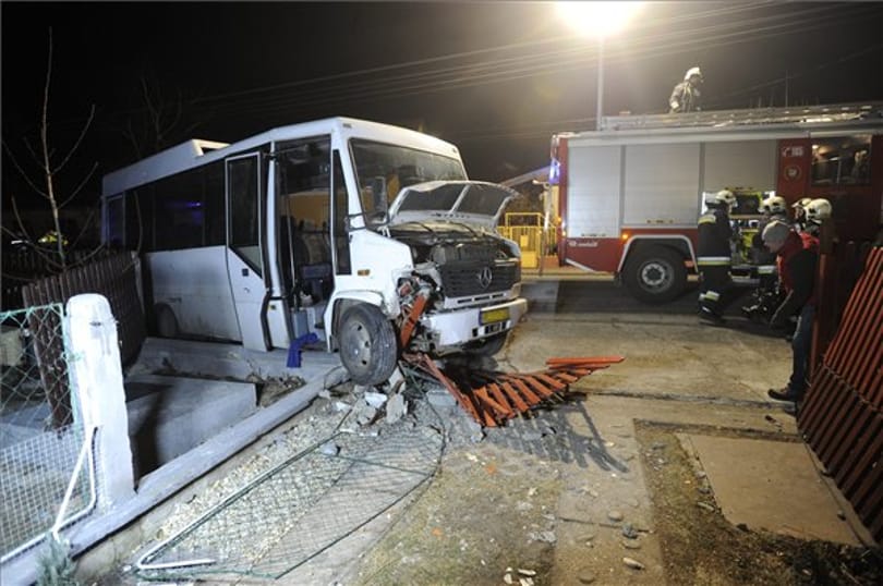 Kerítésnek rohant egy gyerekeket szállító busz Bicskén, meghalt a sofőr