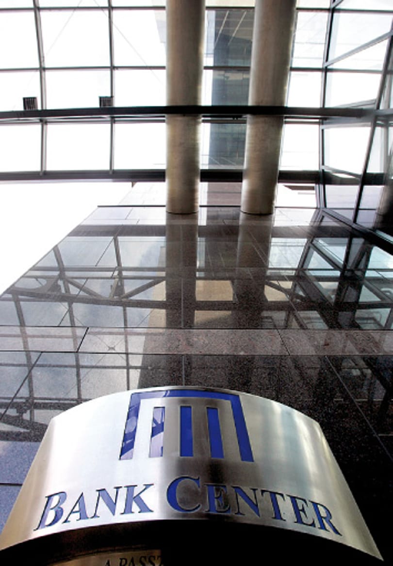 Hová tűntek az üvegfalak a Bank Centerből?