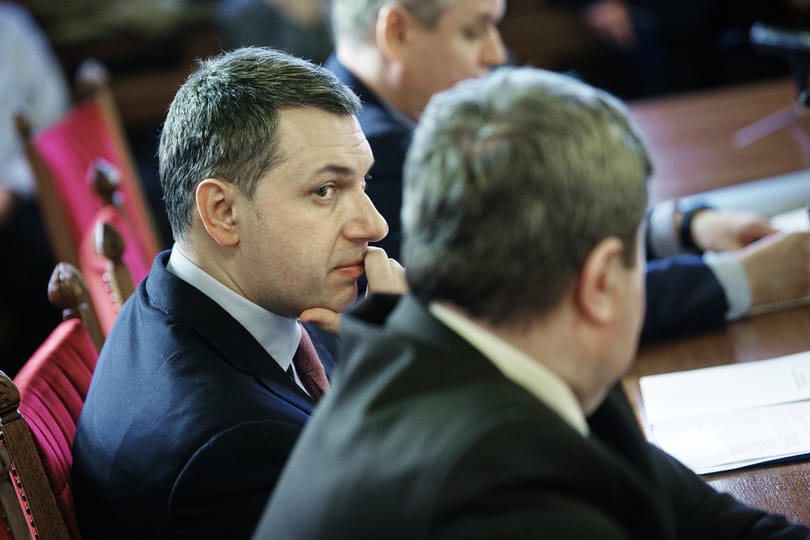 Rejtélyes kavarás miatt égett le Lázár arcáról a bőr