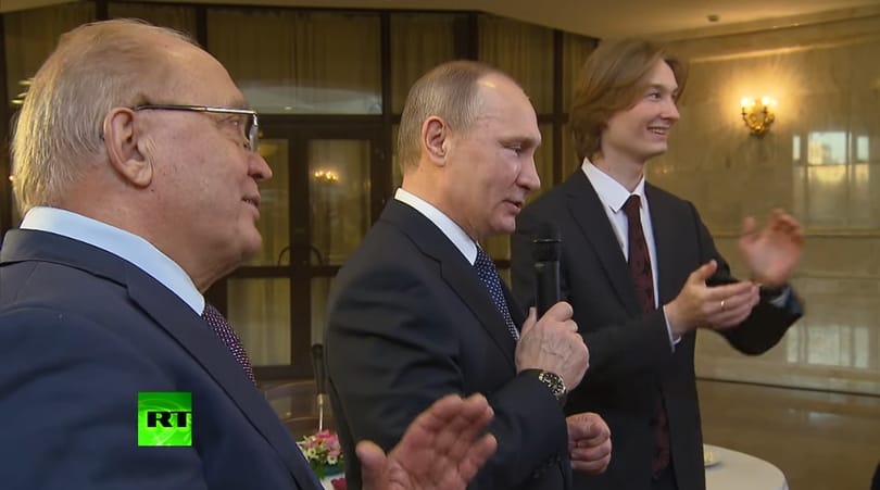 Maga Vlagyimir Putyin sietett egy bénázó gitáros segítségére – videó