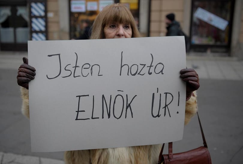 Tüntetők fogadták Schmitt Pált Egerben