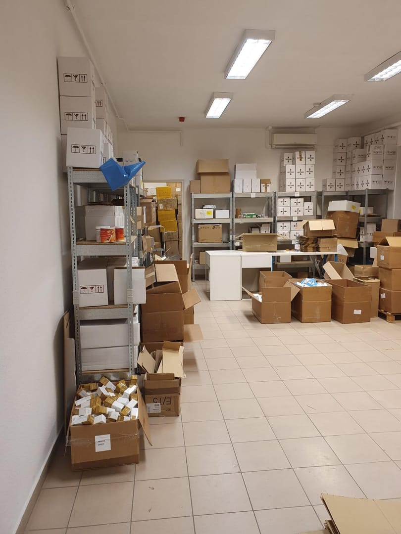 Előállították a nőt, aki Merkely Béla nevével hirdetett csodaszereket