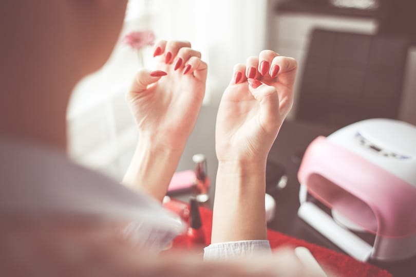 Kiderülhetett valami a géllakkok megkötéséhez használt UV-lámpákról, aminek nem fog örülni