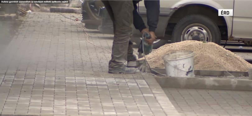 Sírnak az autista gyerekek egy több mint egy éve tartó építkezés miatt