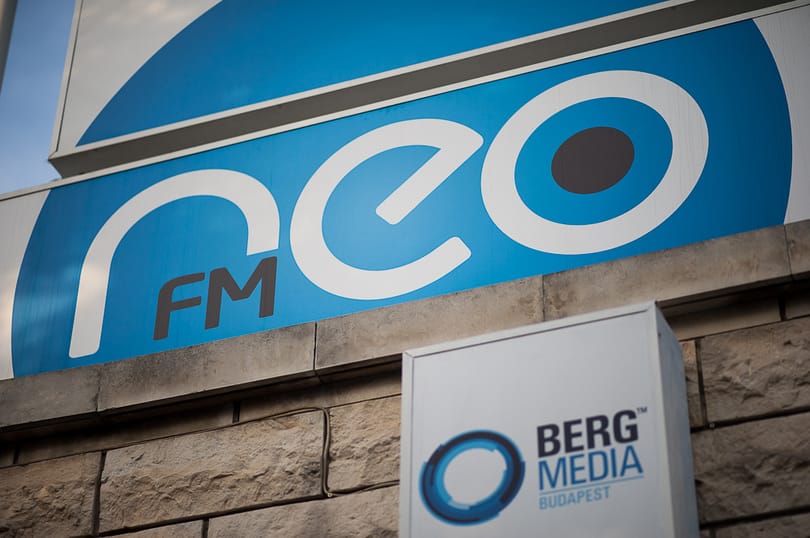 Botrányban született, úgy is múlik el a Neo FM