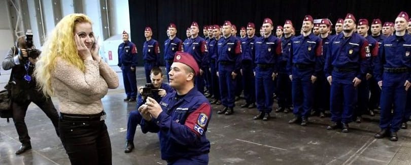 A jól időzített lánykérés után maga Orbán Viktor gratulált az ifjú párnak