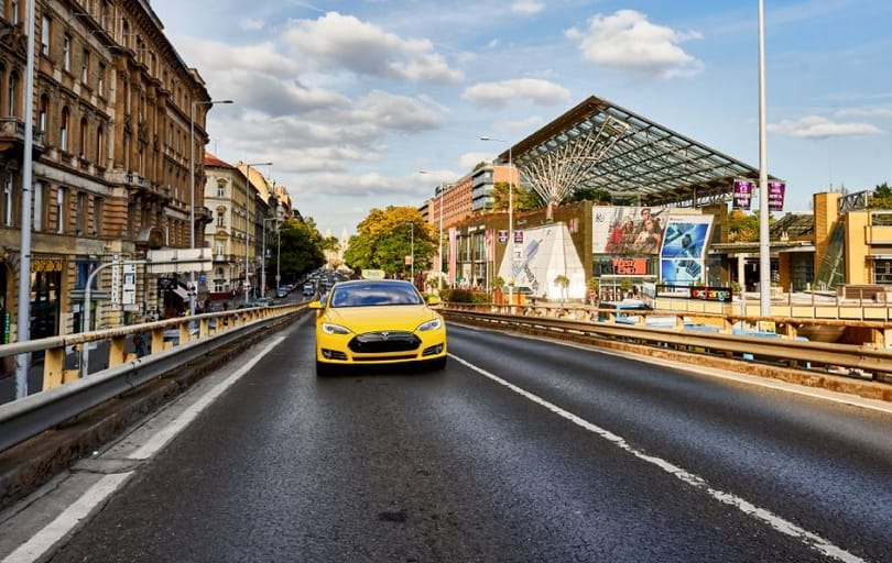 24.hu: Idős izraeli utasait parancsolta ki egy taxis indok nélkül Budapesten az autójából
