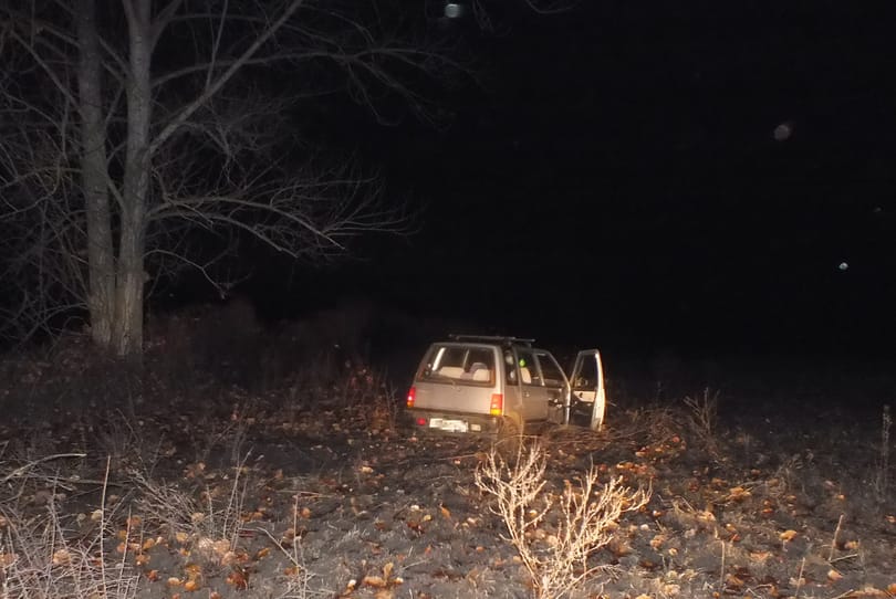 Egyetlen éjszaka alatt két autót lopott el, és hármat tört össze a tolvaj, akinek jogsija sem volt