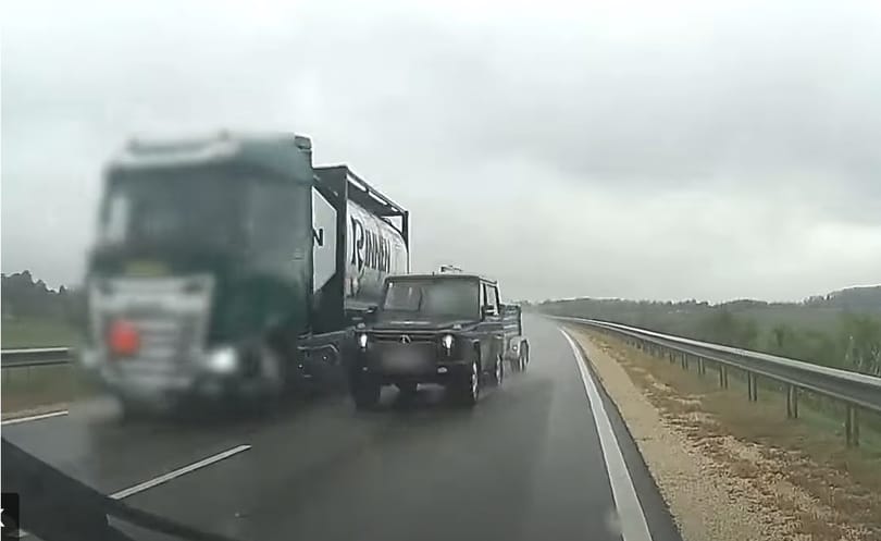 Életveszélyes előzést örökített meg egy autós fedélzeti kamerája
