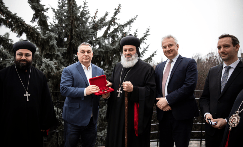 Átadta Orbán a közel-keleti keresztényeknek a Kádár-villa kulcsát