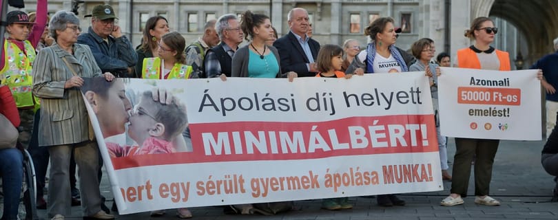 Többet ér a gyerek otthon ápolása, mint a beteg szülőé?