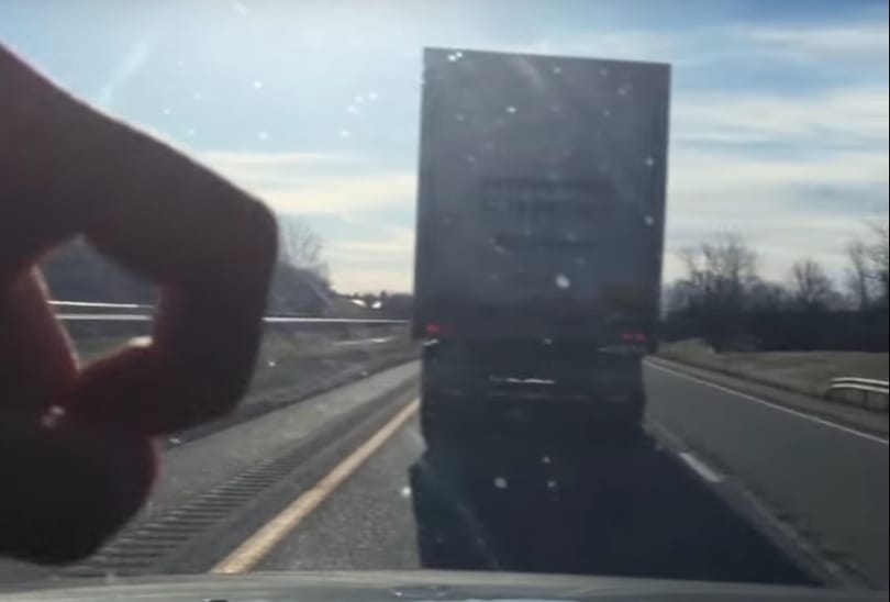 Ez a sofőr pontosan azt tette a belső sávban poroszkálóval, amit már mindenki ezerszer elképzelt – videó