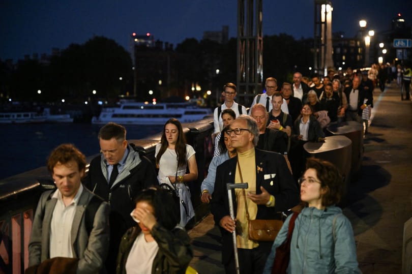 Tömegesen kellett ellátniuk a londoni mentősöknek a királynő koporsójánál sorban állókat